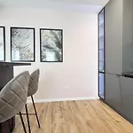 West Skyline Private Parking Apartment *