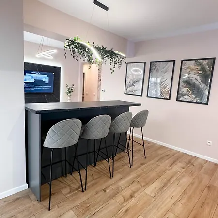 Skyline Luxe- West Apartment *