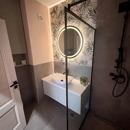 Skyline Luxe- West Apartment *