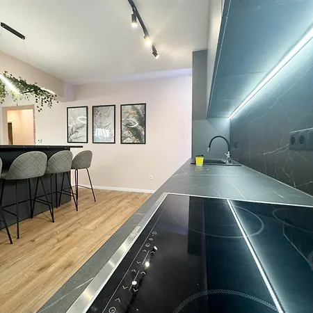 Skyline Luxe- West Apartment