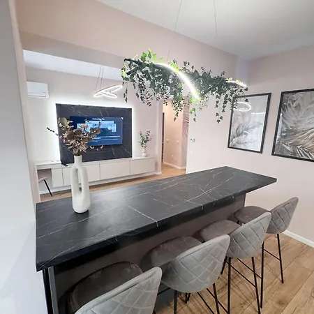 Skyline Luxe- West Apartment *