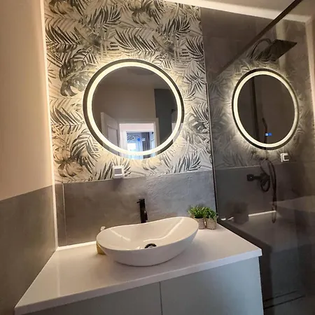 Skyline Luxe- West Apartment *