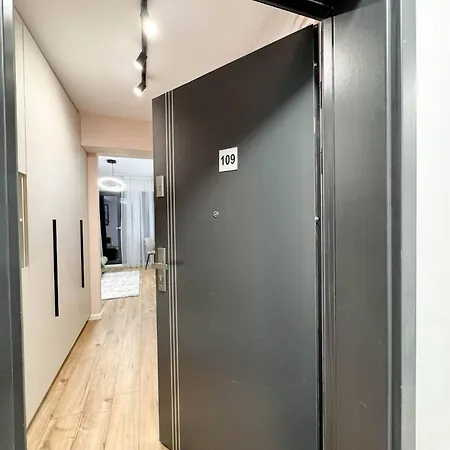 Skyline Luxe- West Apartment